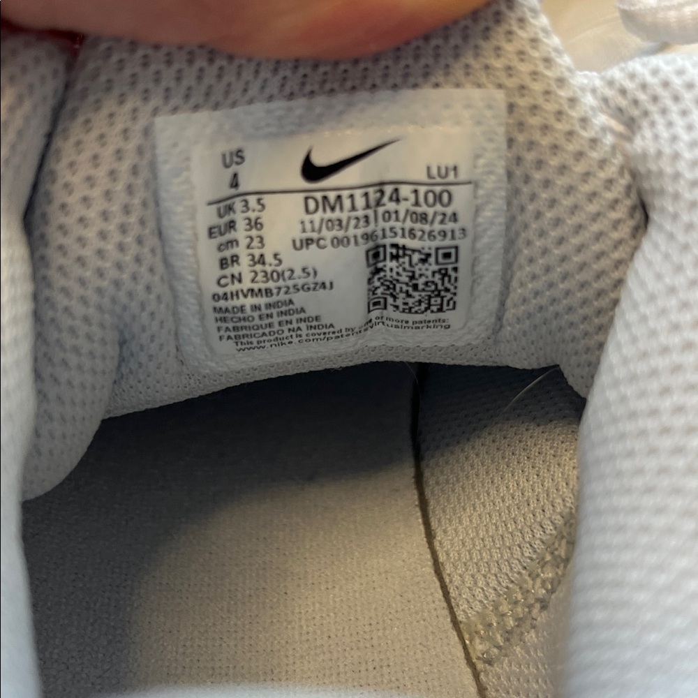 NWOT Nike Air Max Impact 4 Basketball Shoes White / Black Kids Size 4 - Picture 6 of 10